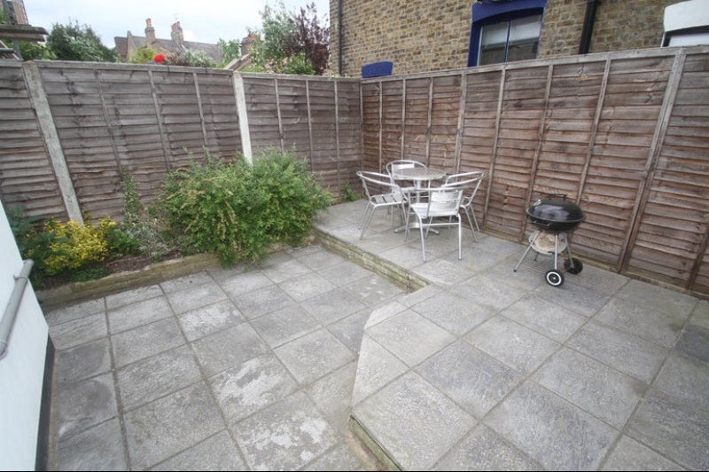 Room Crooke Road in Greater London