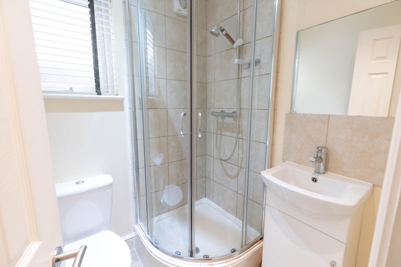 Room Crooke Road in Greater London