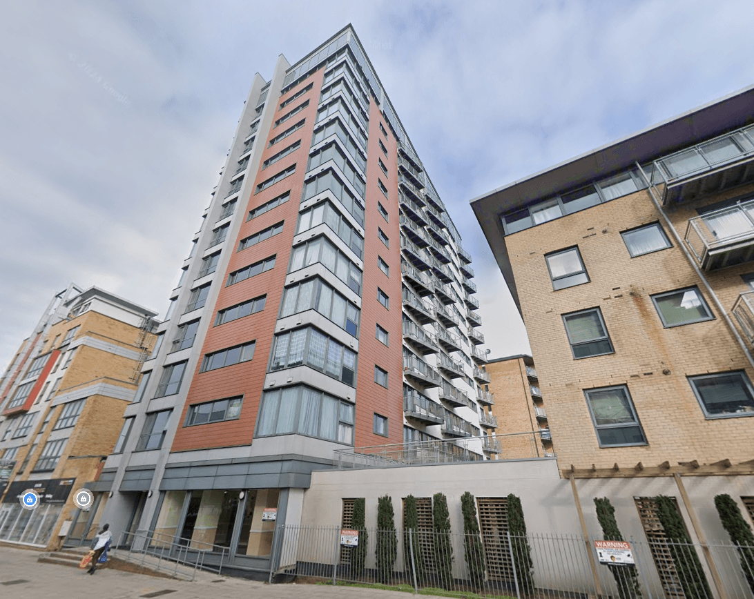 Flat Eastern Avenue in Greater London