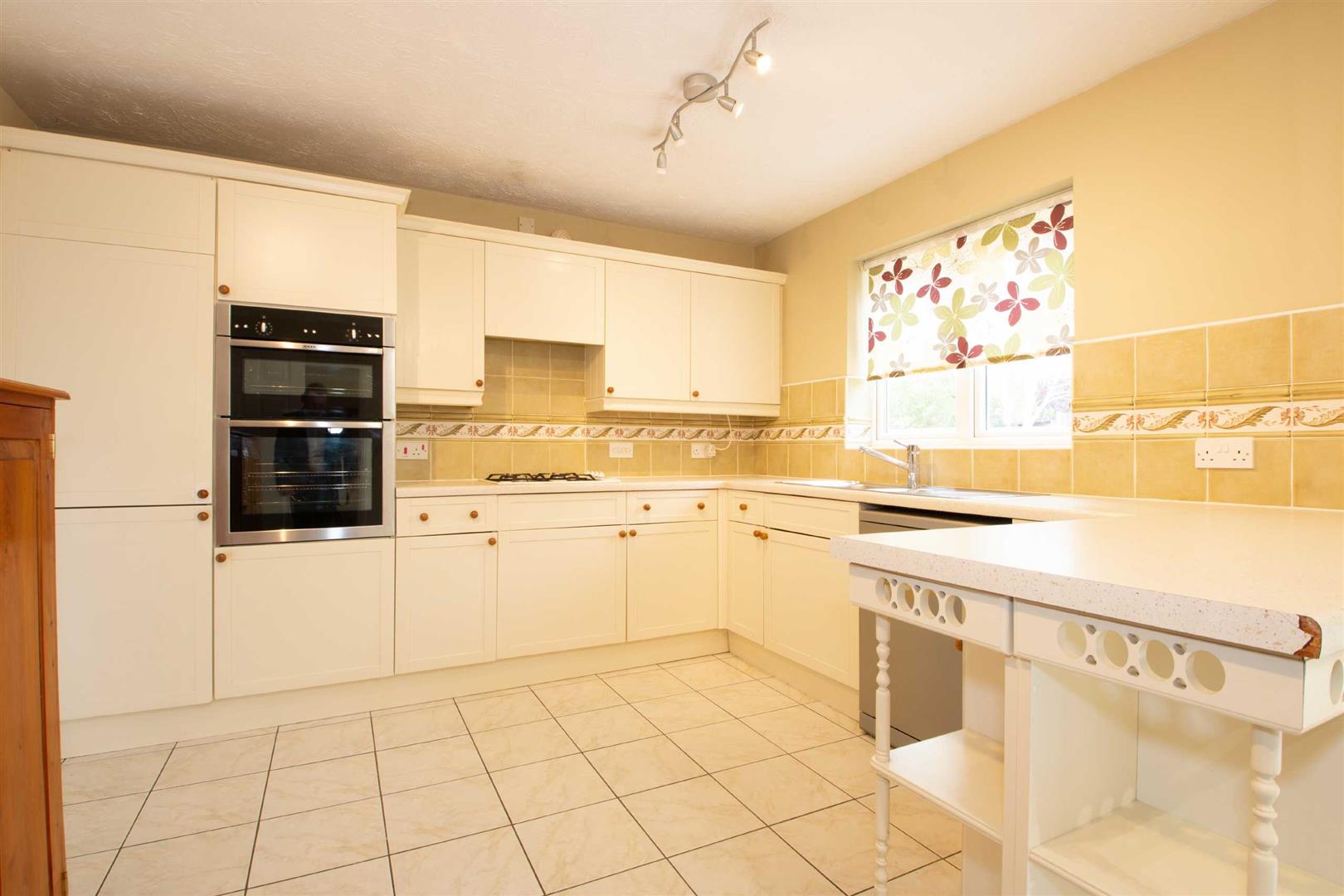 House Carisbrooke Way in Shenley Brook End