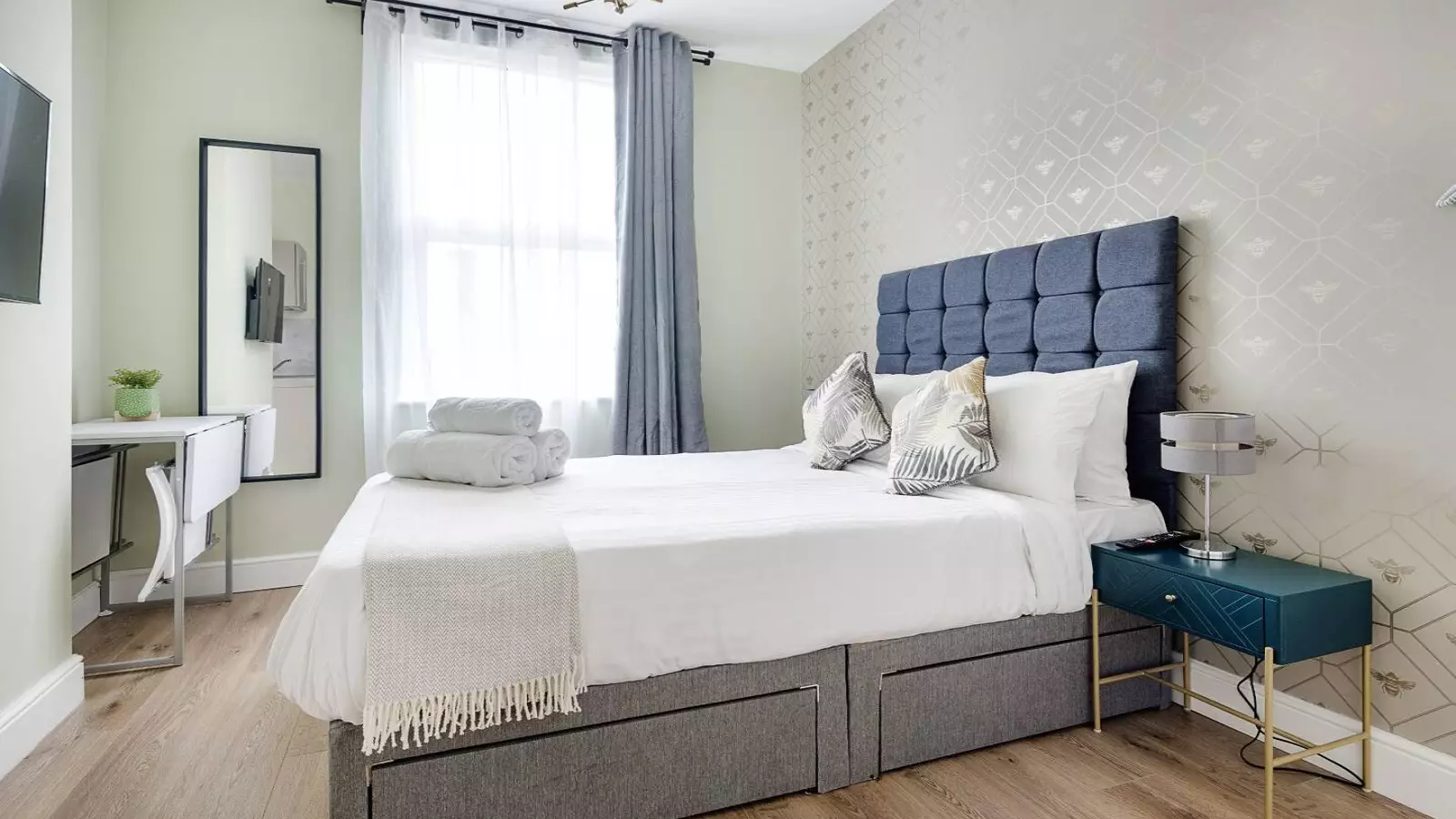 Flat Callcott Road in Greater London