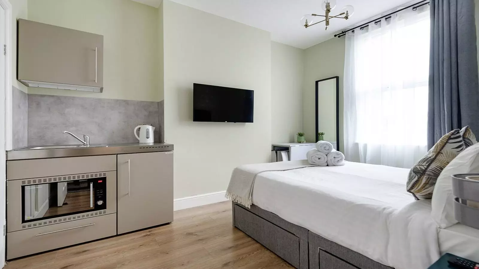 Flat Callcott Road in Greater London
