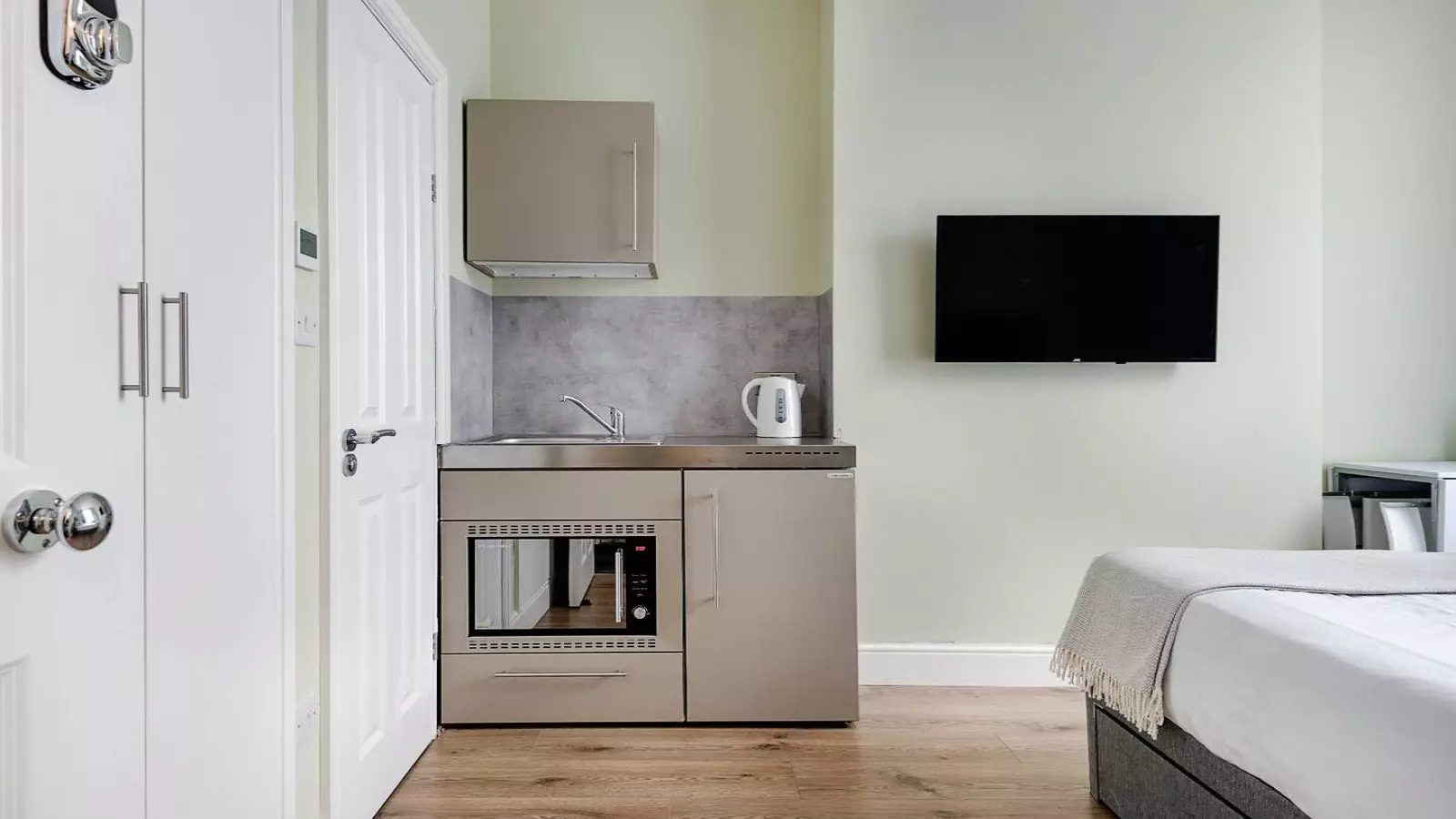 Flat Callcott Road in Greater London