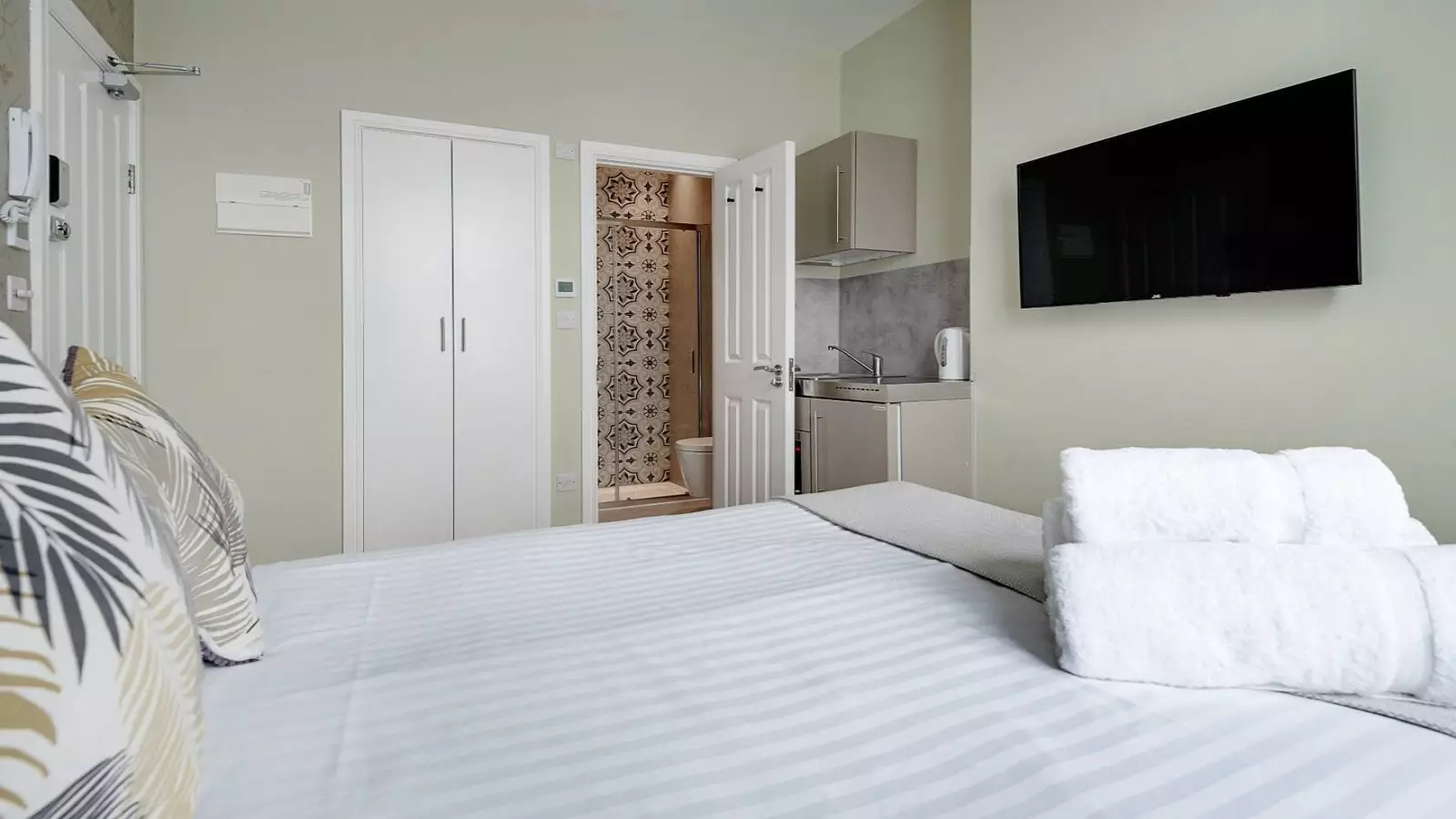 Flat Callcott Road in Greater London