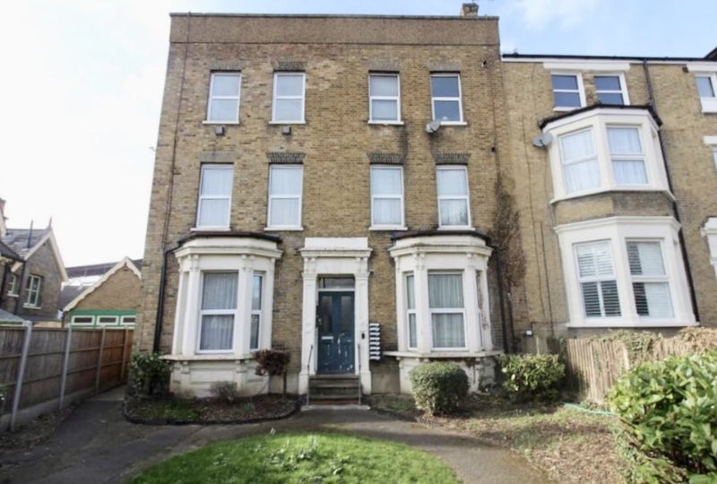 Flat Hermon Hill in Greater London