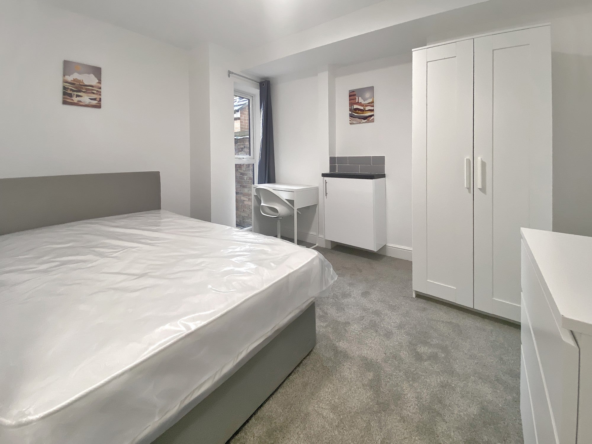 Room Ivy Road in Greater London
