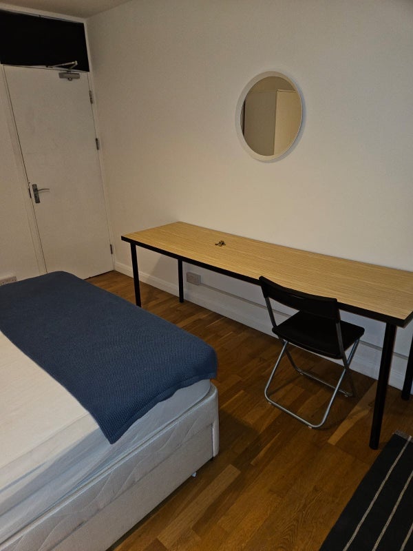 Room Murfett Close in Greater London