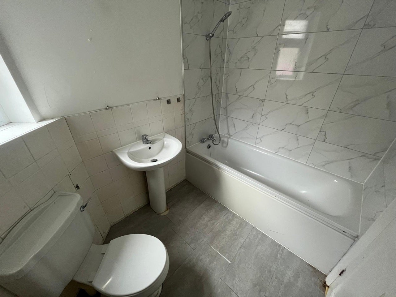 Flat Beresford Gardens in Greater London