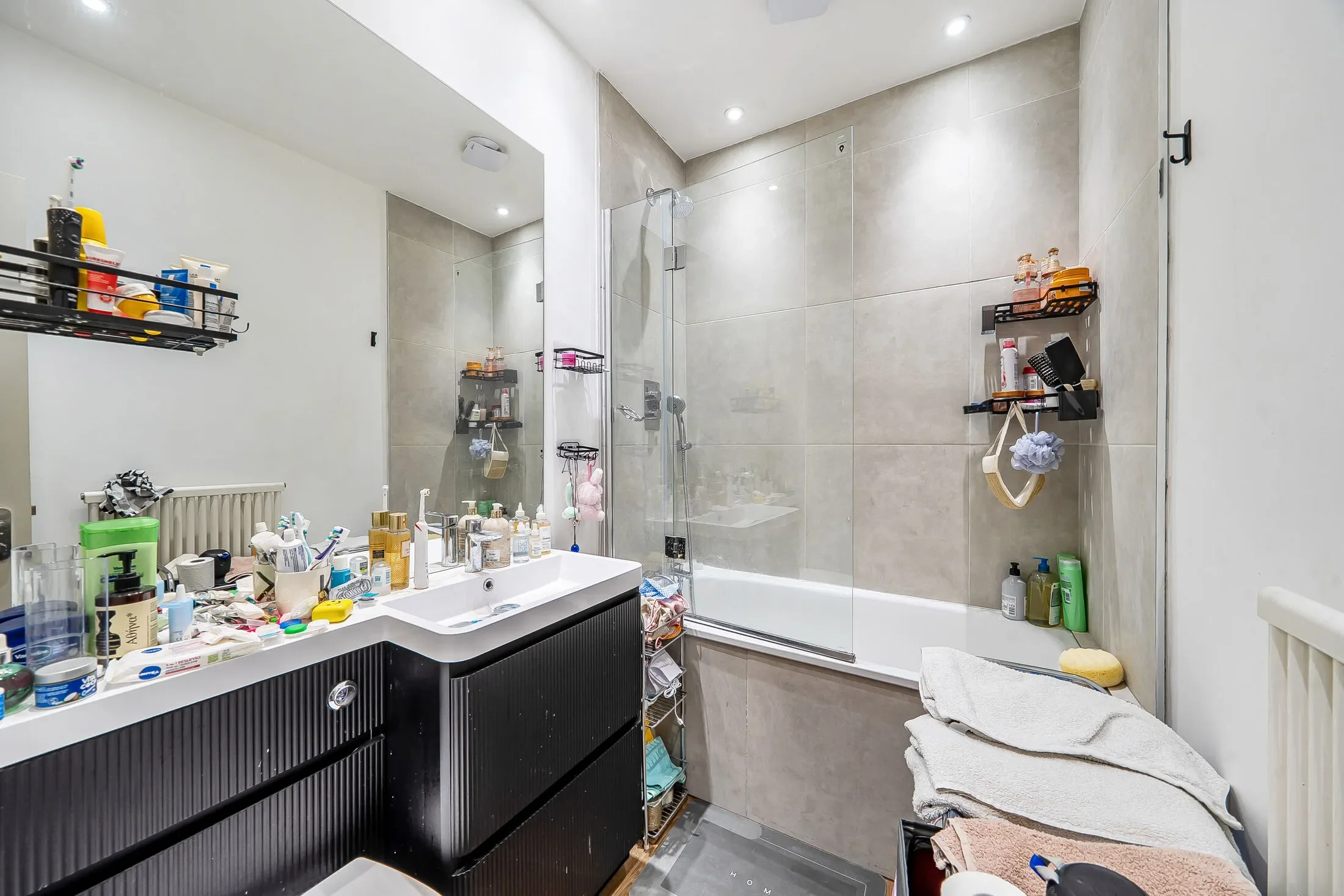 Flat Gloucester Road in Greater London