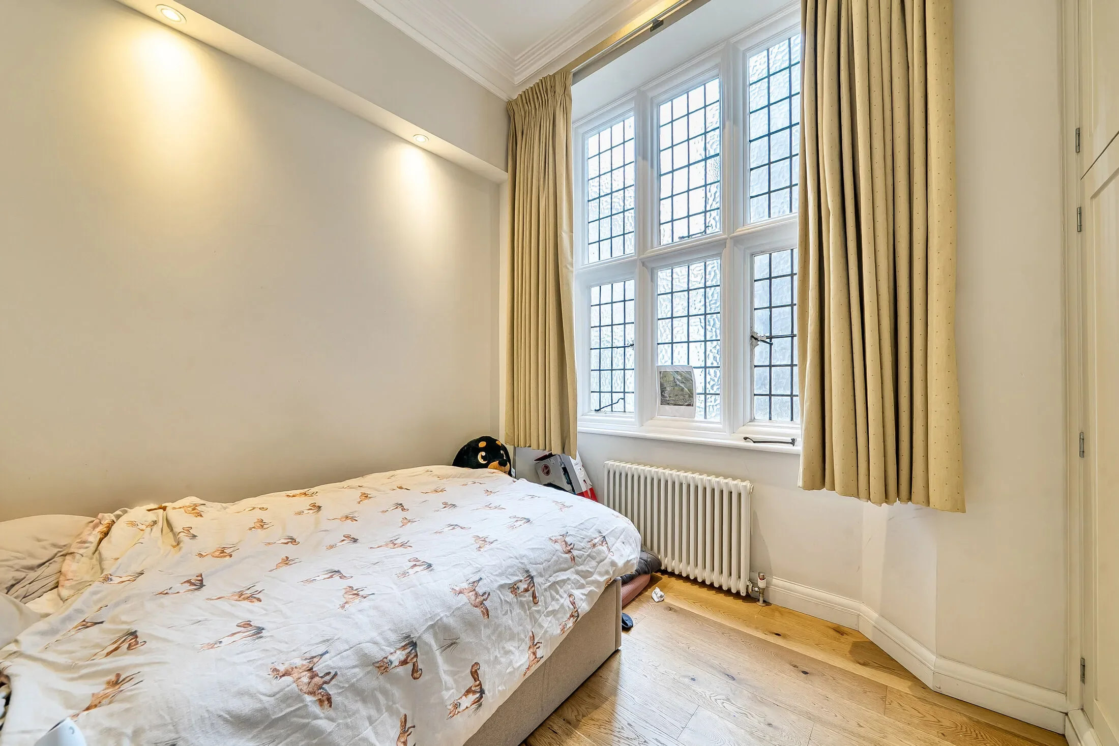 Flat Gloucester Road in Greater London