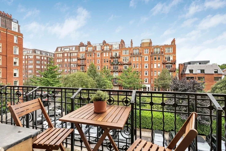Flat Oakwood Court in Greater London