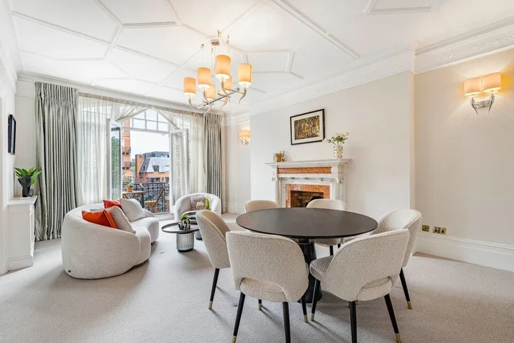 Flat Oakwood Court in Greater London