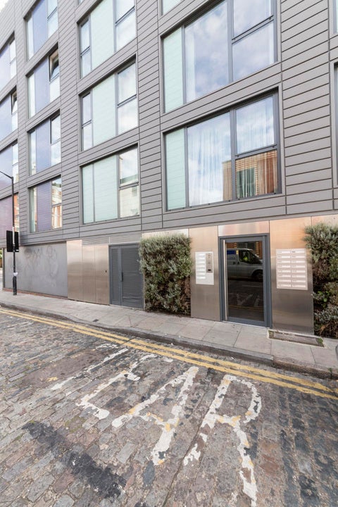 Flat Mile End Road in Greater London