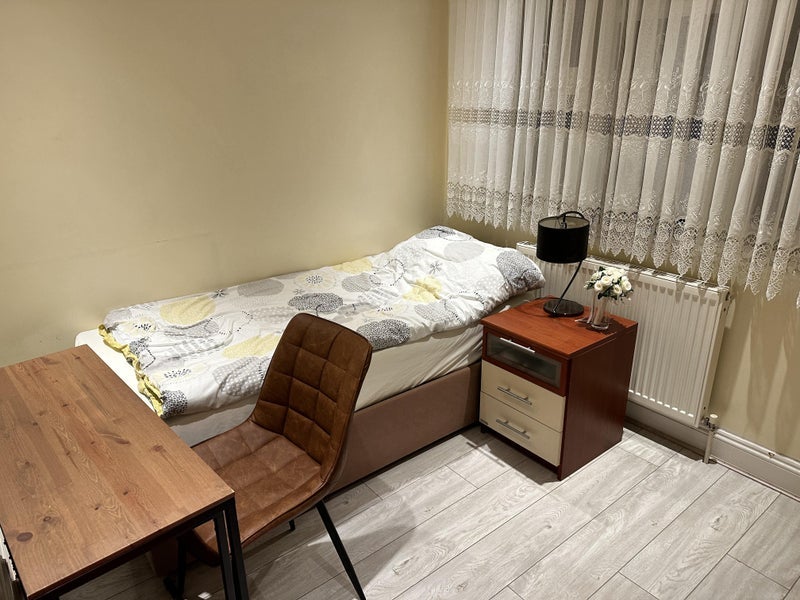Room Devonshire Hill Lane in Greater London
