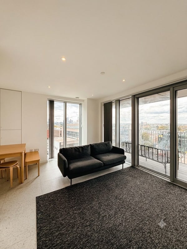 Flat Tapestry Way in Greater London