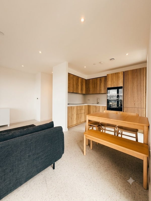 Flat Tapestry Way in Greater London