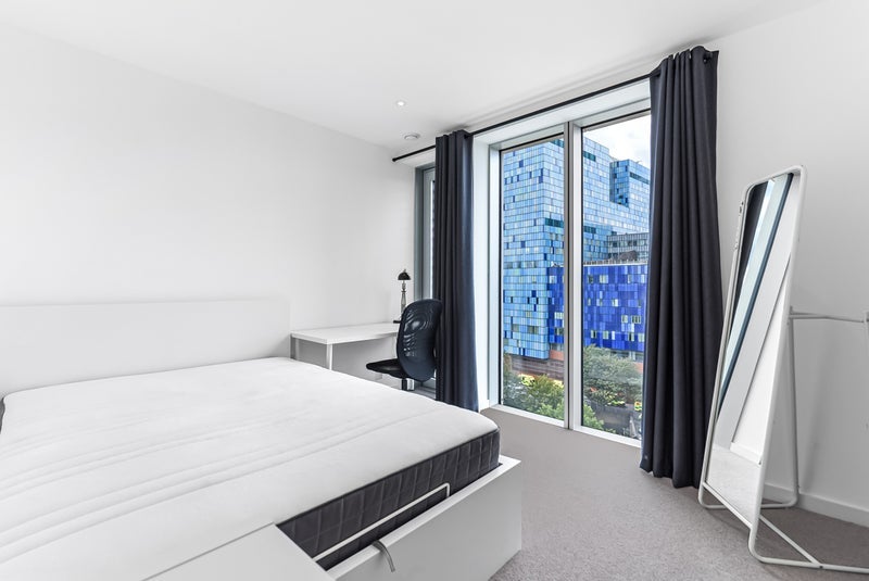 Flat Tapestry Way in Greater London