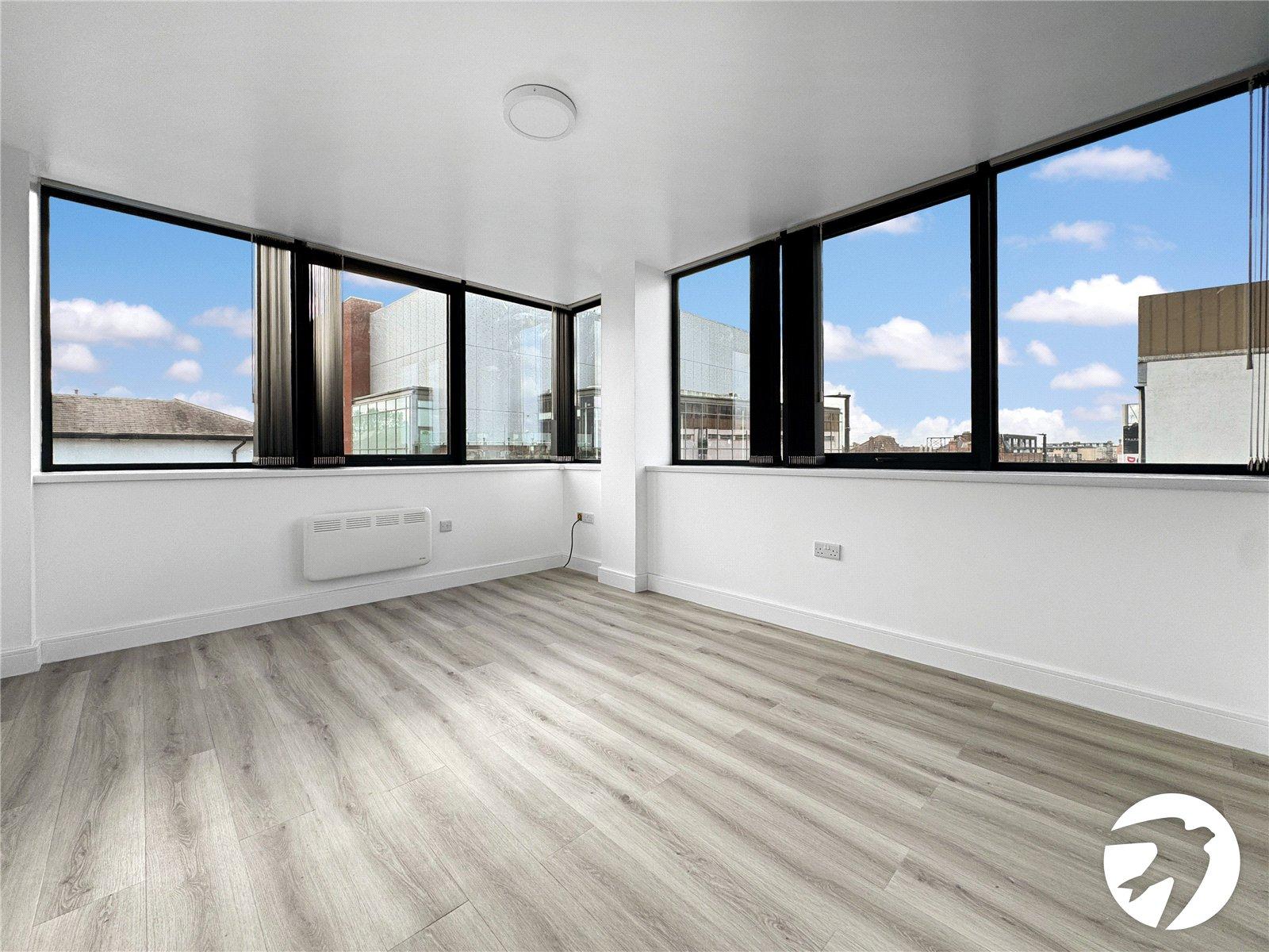 Flat William Barefoot Drive in Greater London