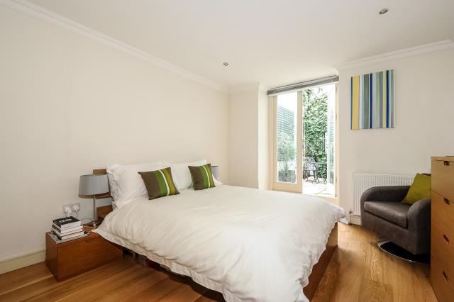 Flat Queens Gardens in Greater London