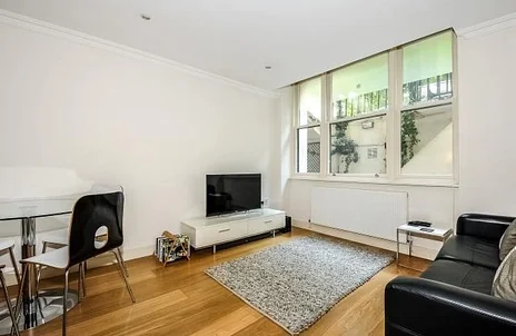 Flat Queens Gardens in Greater London