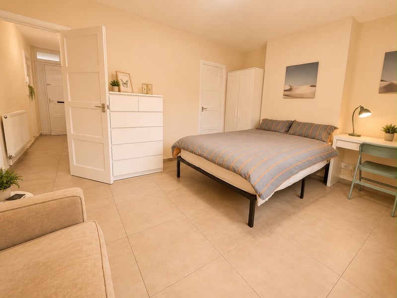 Room Evelyn Walk in Greater London
