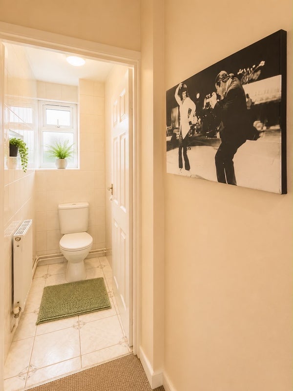 Room Evelyn Walk in Greater London
