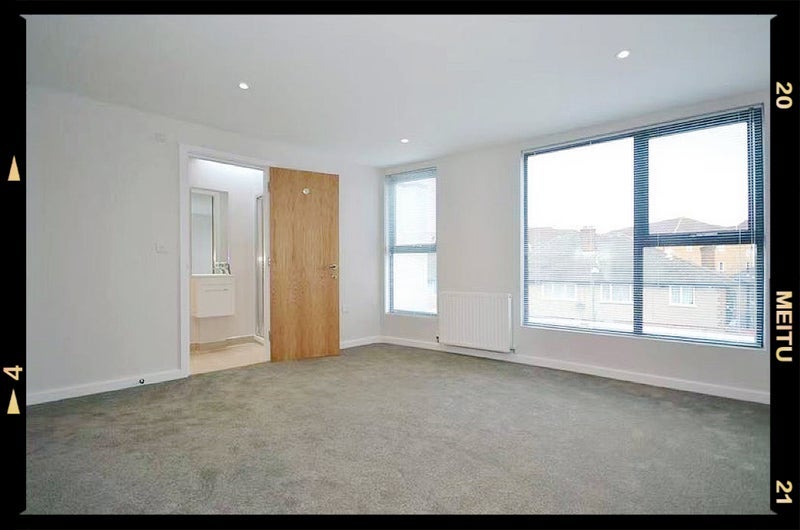 Flat Riverside Gardens in Greater London