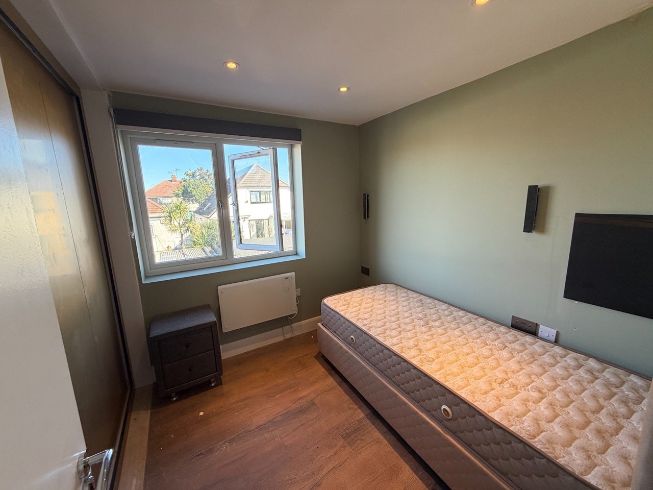 Room West End Road in Greater London