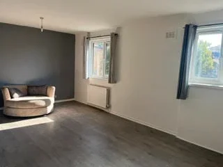 Flat Holmesdale Road in Greater London
