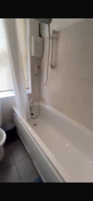 Room Burges Road in Greater London