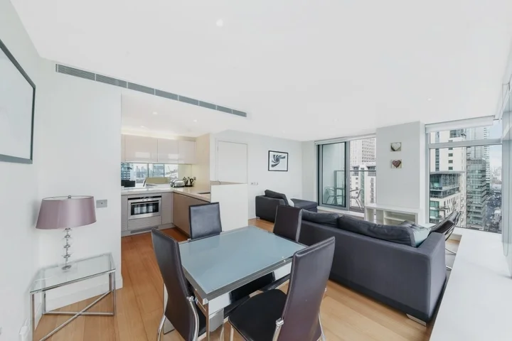 Flat Dockyard Lane in Greater London