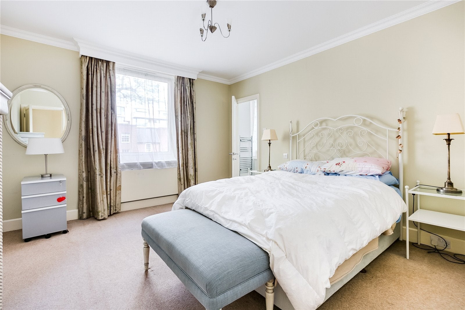Flat Vicarage Gate in Greater London