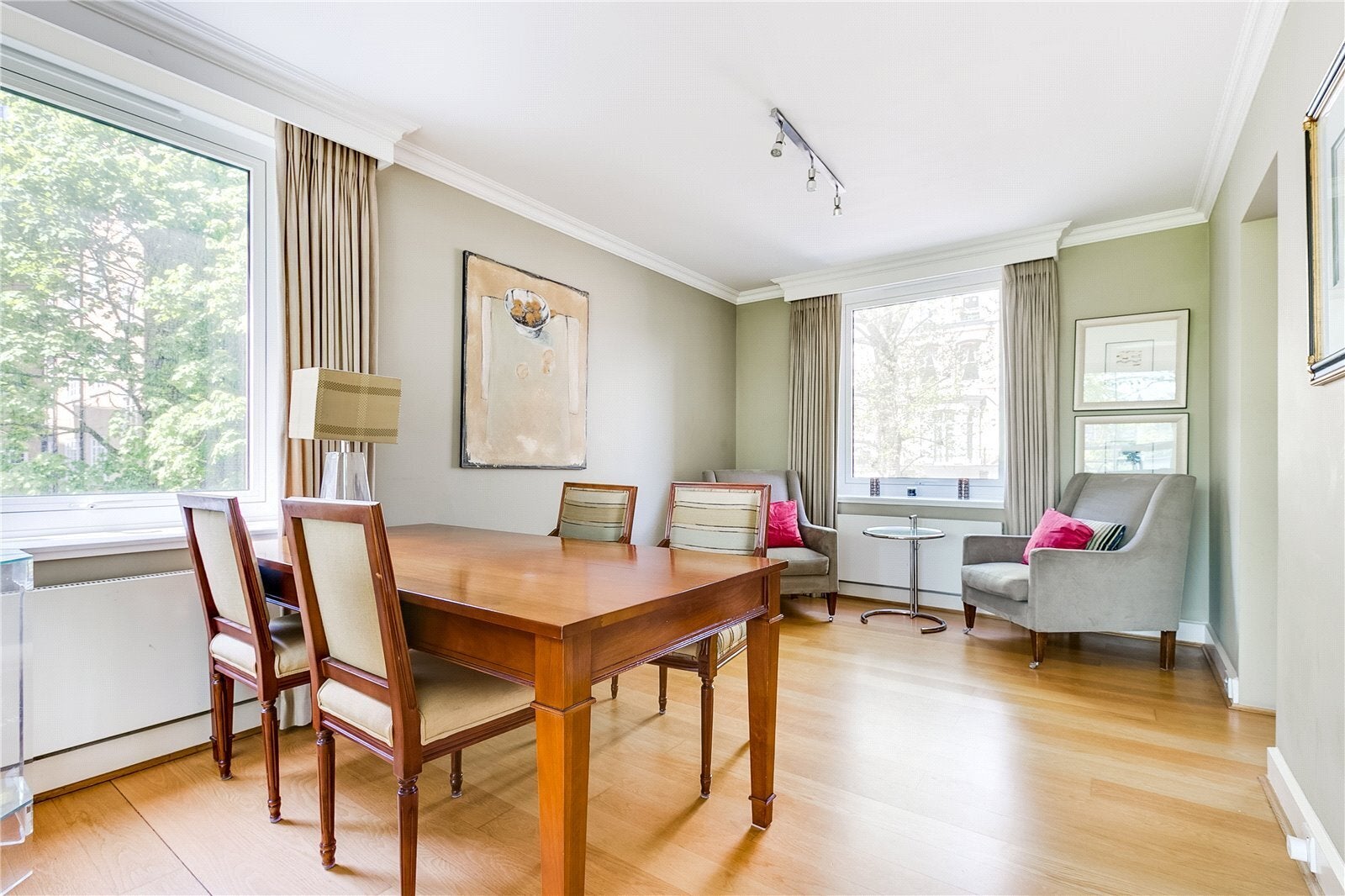 Flat Vicarage Gate in Greater London