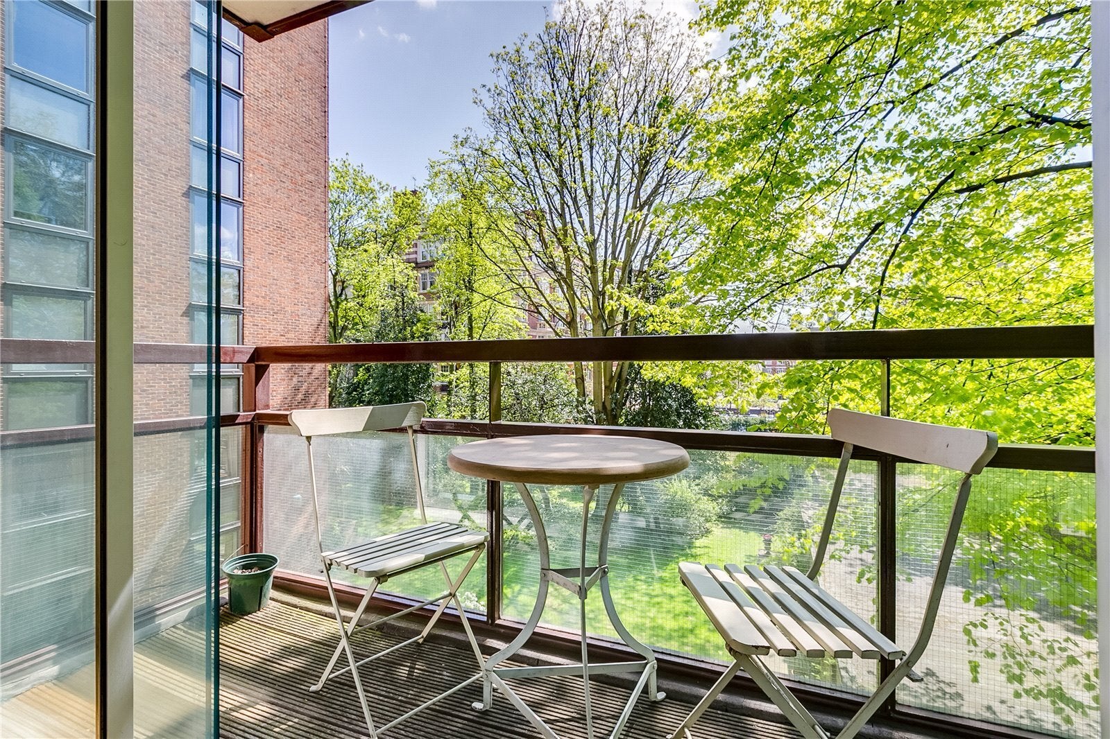Flat Vicarage Gate in Greater London