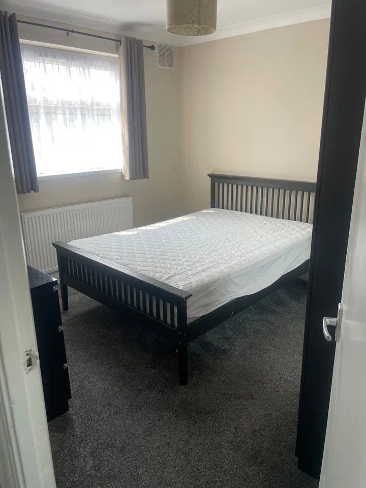 Flat Leader Avenue in Greater London