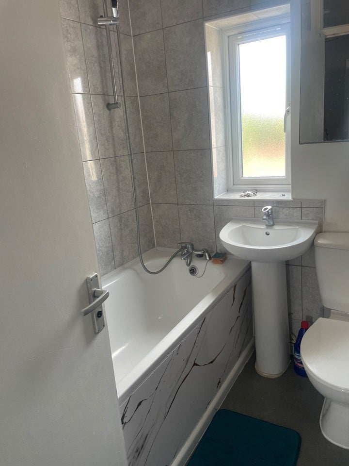 Flat Leader Avenue in Greater London