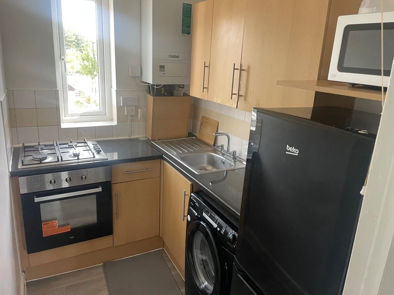 Flat Leader Avenue in Greater London
