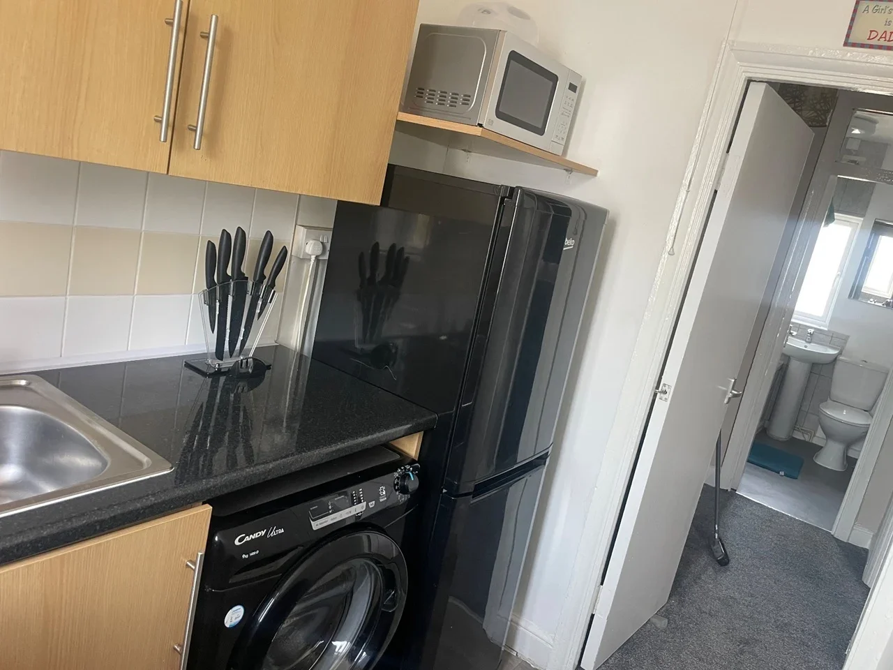 Flat Leader Avenue in Greater London