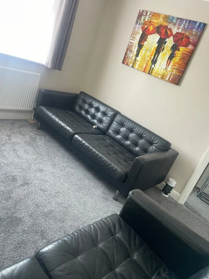 Flat Leader Avenue in Greater London