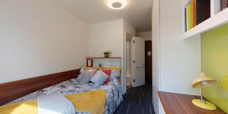 Room Sandwich Street in Greater London