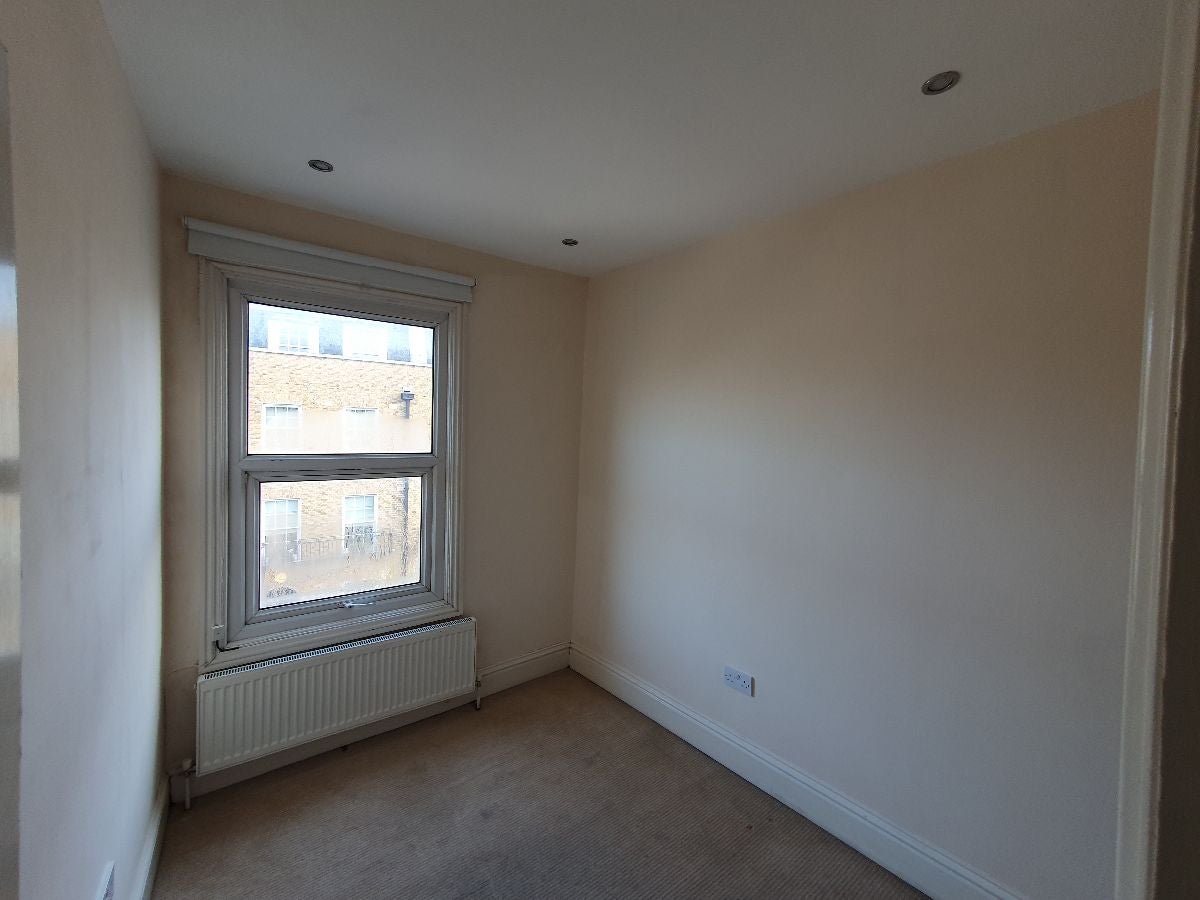 Flat Grove Lane in Greater London