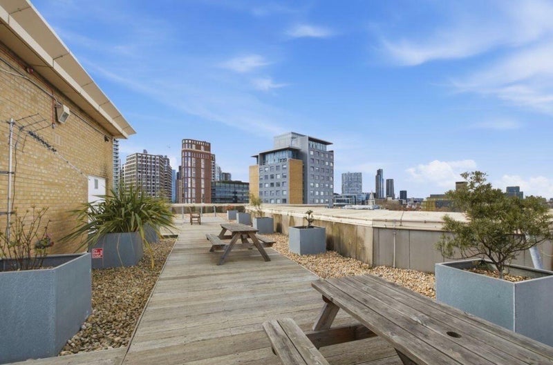 Room Commercial Road in Greater London