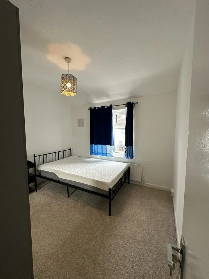 Room Bainbridge Road in Greater London