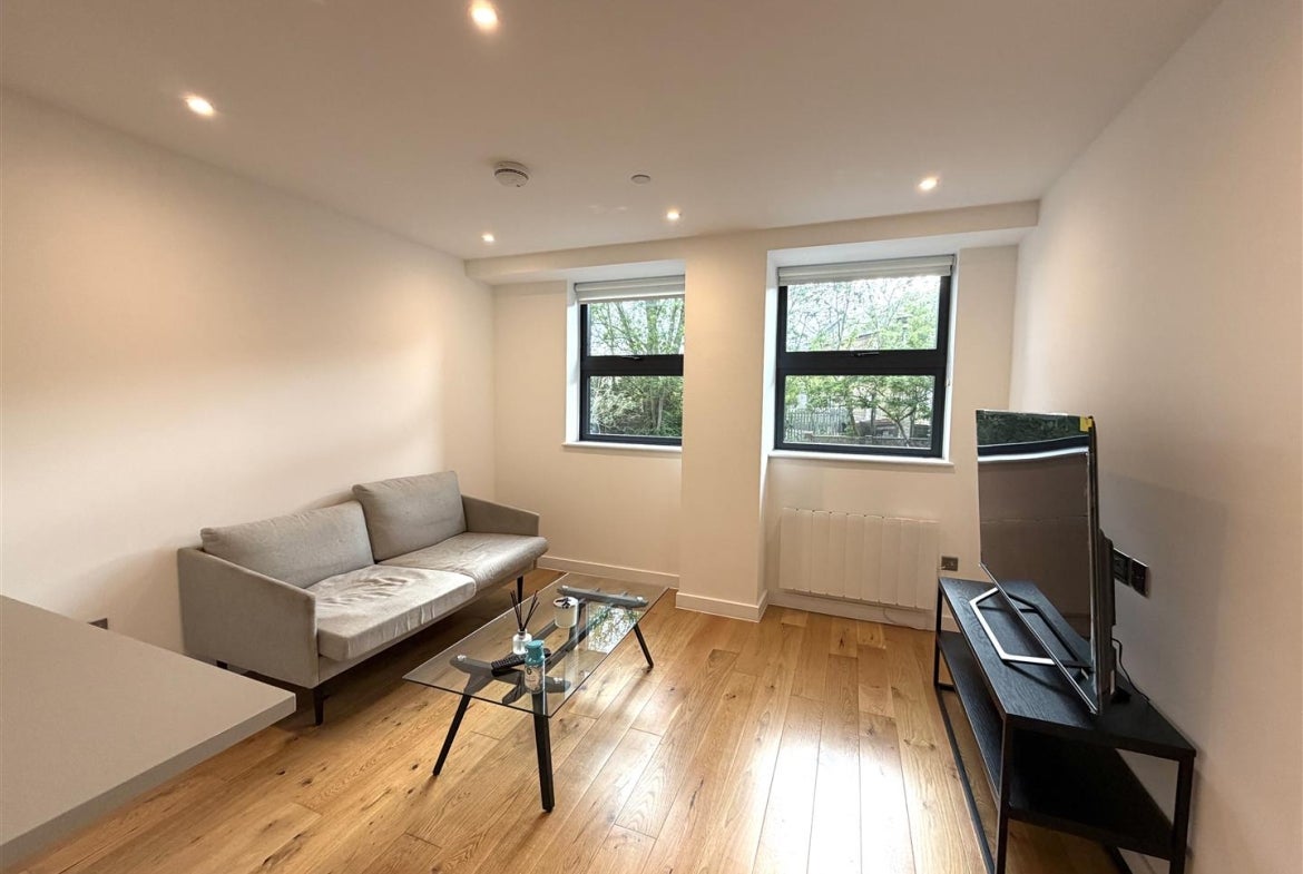 Flat Rockingham Road in Greater London
