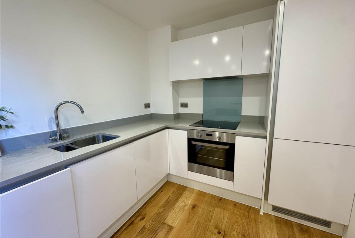 Flat Rockingham Road in Greater London