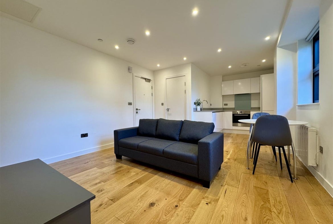 Flat Rockingham Road in Greater London