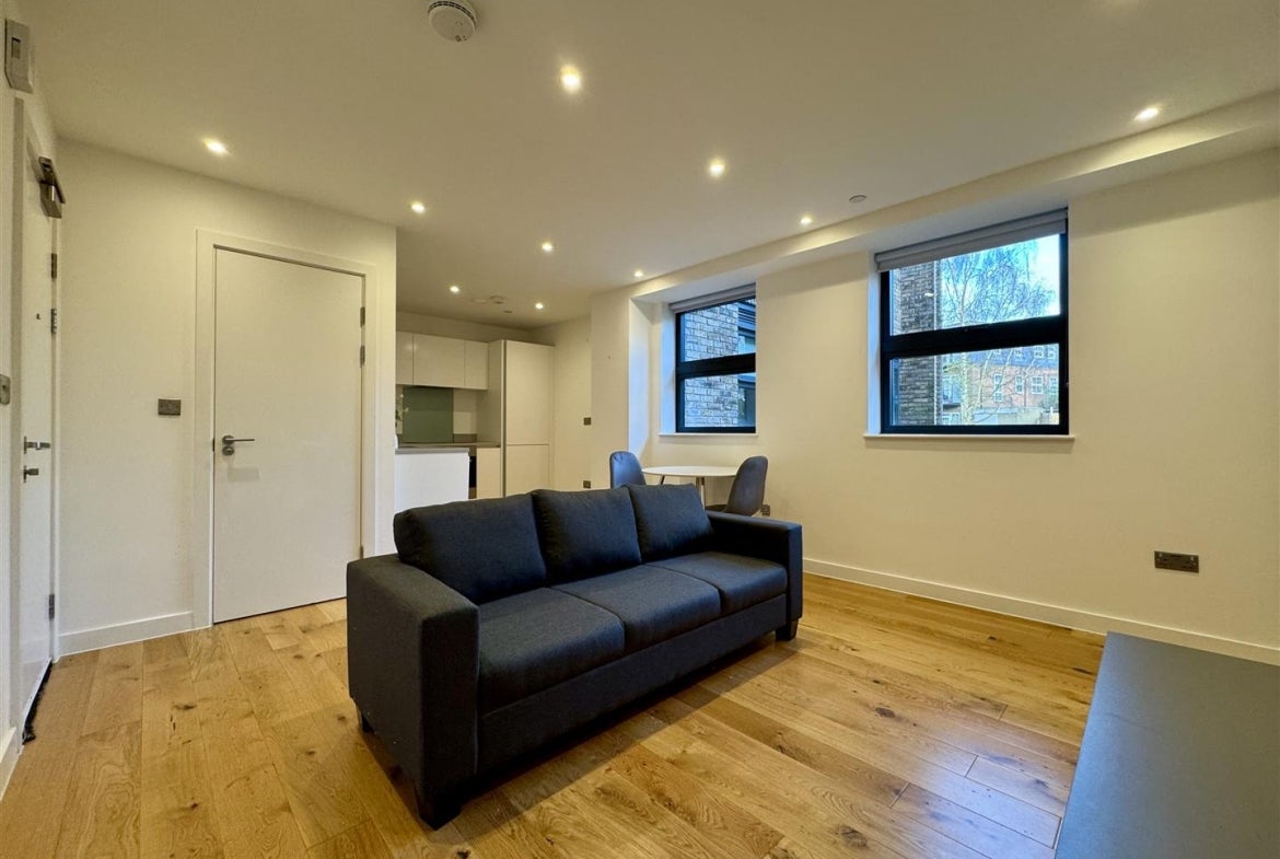 Flat Rockingham Road in Greater London