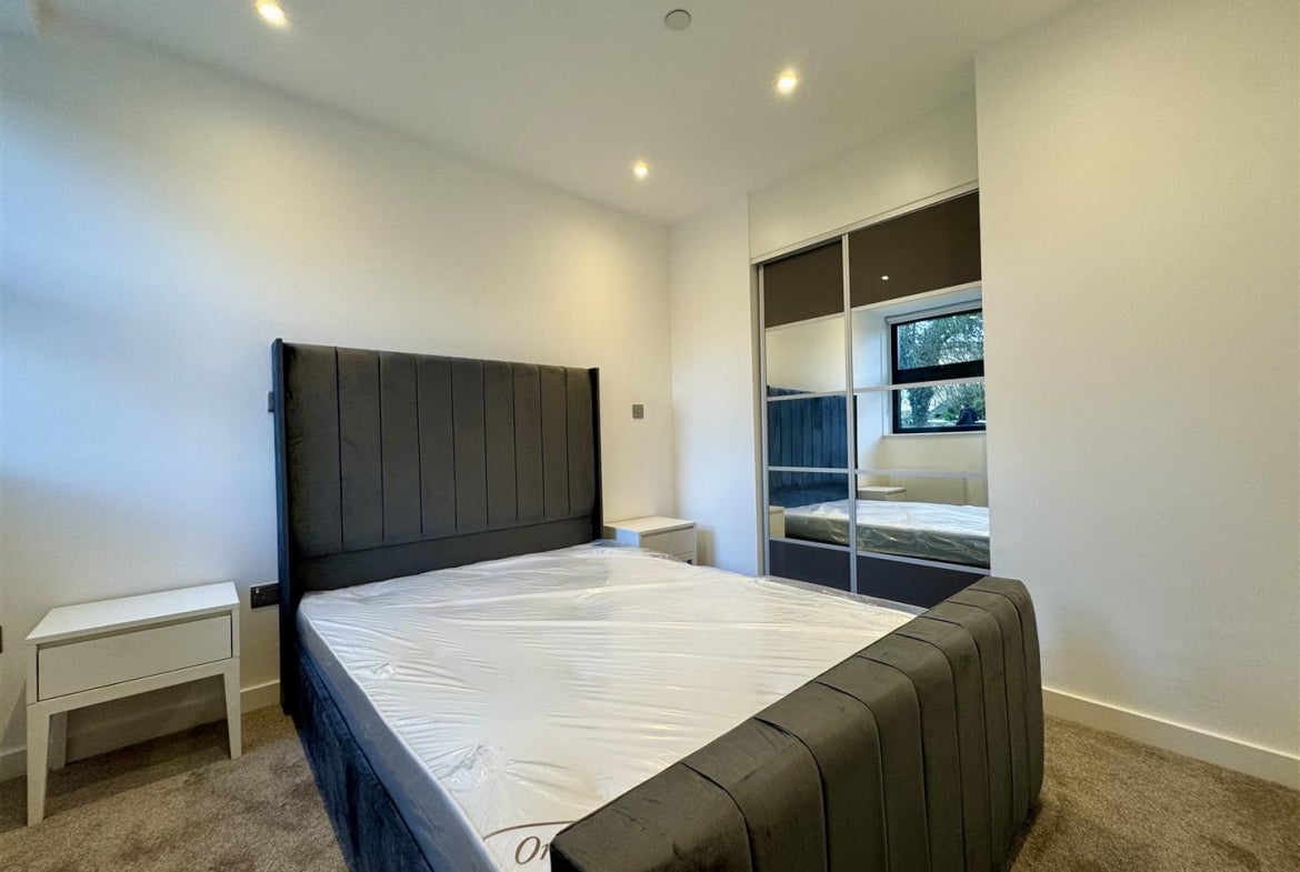 Flat Rockingham Road in Greater London