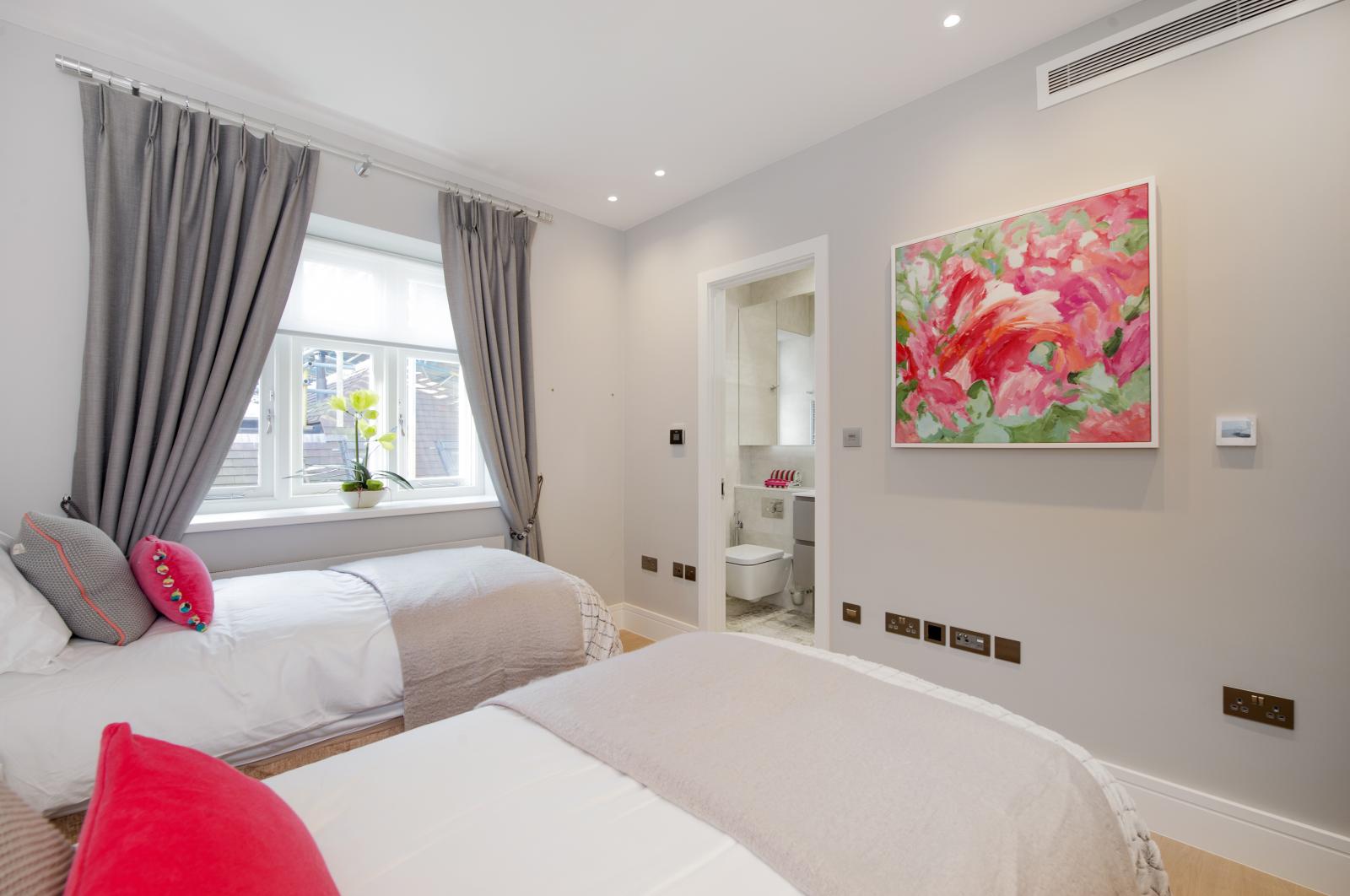 Flat Lyndhurst Road in Greater London