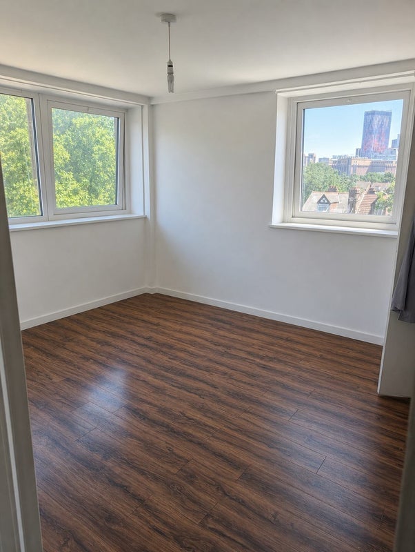Flat Bensham Lane in Greater London